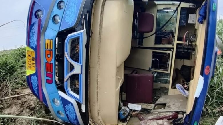 तीर्थ यात्रियों को लेकर हरिद्वार जा रही बस सांड से टकराकर पलटी हादसे में 18 श्रद्धालु घायल