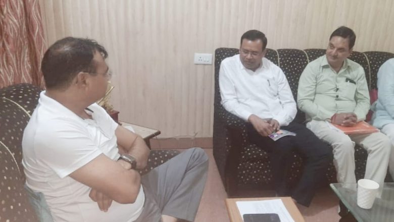 प्रदेश के सभी गन्ना किसानों को उपलब्ध कराया जाएगा गन्ना कैलेंडर ताकि देख सके पर्चियों का हिसाब : गन्ना मंत्री राज्य गन्ना मंत्री संजय गंगवार ने विभागीय अधिकारियो संग की समीक्षा बैठक मुजीब खान