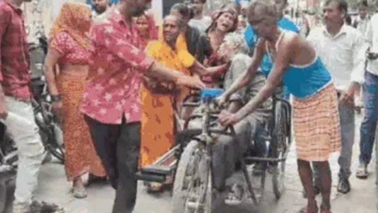 उप मुख्यमंत्री के जनपद में स्वास्थ्य विभाग का हाल विकलांग के लिए नही मिला स्ट्रेचर ट्राई साइकिल पर ले गए शव