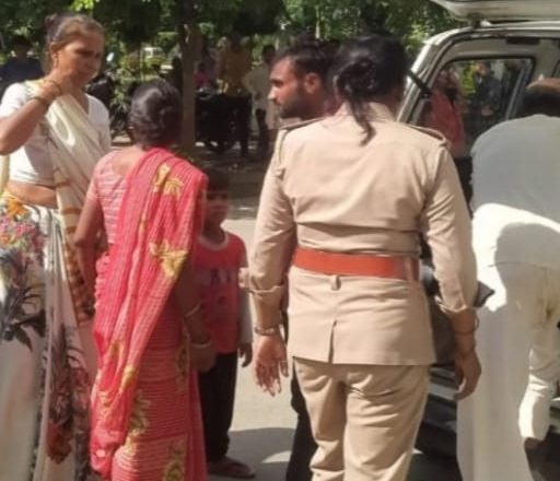 कुवारे प्रेमी के प्यार में पागल हुई दो बच्चो की मां परिजनों के एतराज पर दोनो ने खाया जहर महिला की मौत युवक गंभीर