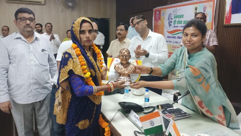 कलेक्ट्रेट में डीएम ने फहराया राष्ट्रध्वज, करतल ध्वनि में हुआ राष्ट्रगान