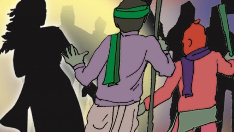 दबंगो ने स्कूल में घुसकर अध्यापिका को पीटा मिड डे मील के रजिस्टर के साथ राष्ट्रीय ध्वज फाड़ा मुकदमा दर्ज