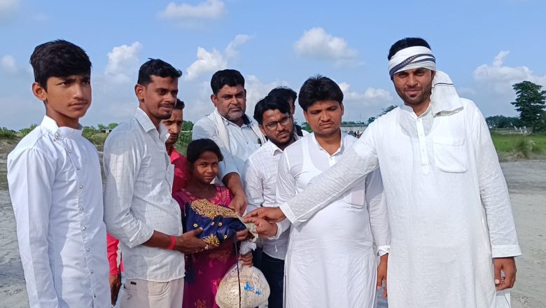 तटबंध के भीतर बसे बाढ़ पीड़ितों के बीच राहत कीट वितरित