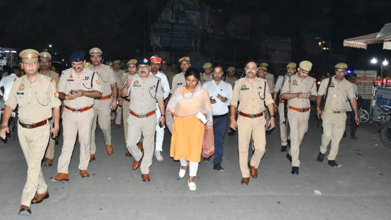 त्यौहार “नवरात्रि/दुर्गापूजा” के दृष्टिगत शहर क्षेत्र के मुख्य चौराहों पर जिलाधिकारी व वरिष्ठ पुलिस अधीक्षक नेपुलिस बल के साथ किया पैदल गश्त।