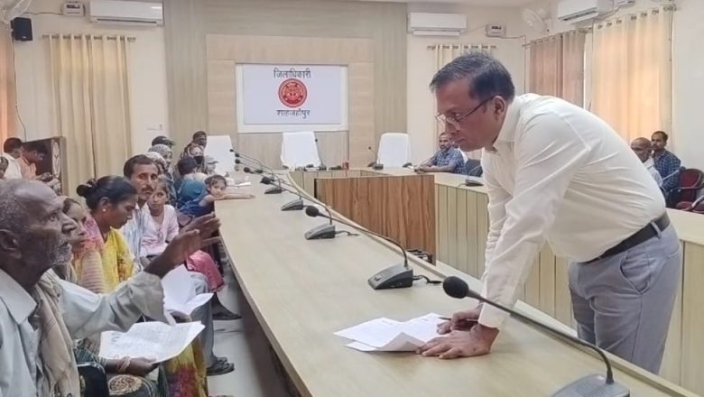 जनता दरबार में बुजुर्ग फरियादी से डीएम बोले खाना खाया या नहीं चलो मेरे आफिस में चाय पिलवाते है