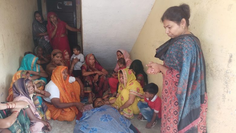 डीएम ने मृतक के आवास के पहुंचकर दी श्रद्धांजलि