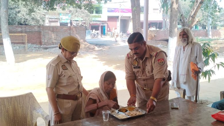 फरियाद लेकर थाने पहुंची बुजुर्ग विधवा महिला की हालत देख थानाध्यक्ष ने कराया भोजन