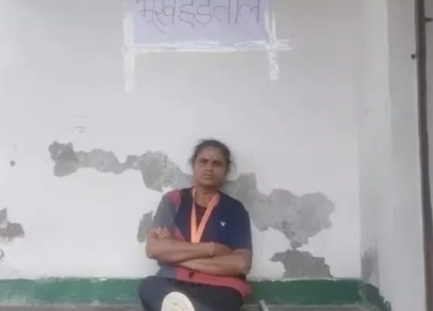 डंडा लेकर मीरगंज बी आर सी केंद्र पर धरने पर बैठी महिला अनुदेशक बोली बिना रिश्वत के यहां नहीं होता काम