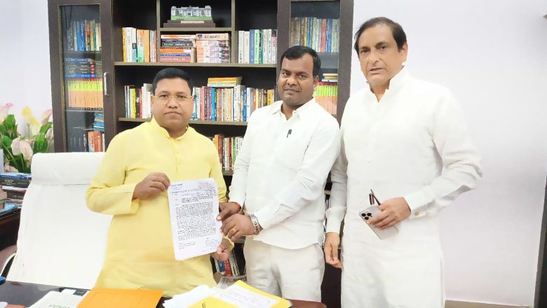 पूर्व सांसद व जिप सदस्य ने आपदा प्रबंधन मंत्री से मिल बाढ़ राहत में हो रहे धांधली की शिकायत की