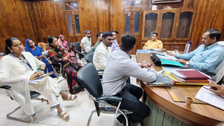 नगर परिषद कार्यालय सिमरी बख्तियारपुर में इओ ने बैंकों के शाखा प्रबंधकों एवं प्रतिनिधियों के साथ की बैठक