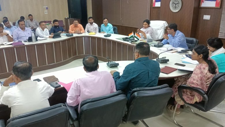 डीएम ने की सीएम डैशबोर्ड के कार्यों की समीक्षा