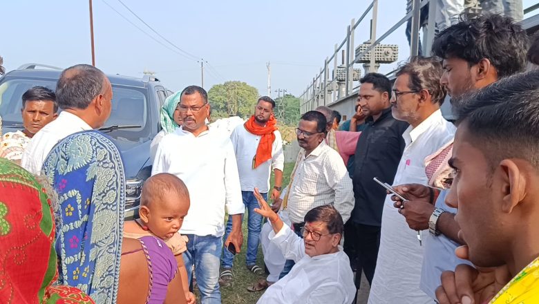 स्लुईस गेट पर जलकुंभी जमा रहने से धान की फसल नुकसान, पूर्व विधायक ने किया निरीक्षण