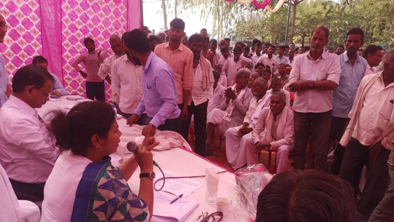 डीएम ने ग्राम चौपाल लगाकर किया ग्रामीणों की समस्याओं का निस्तारण