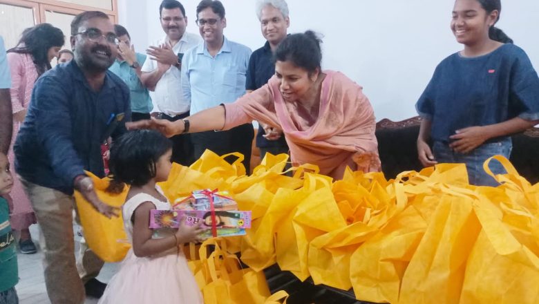 डीएम ने बच्चों को बांटे दीपावली के उपहार