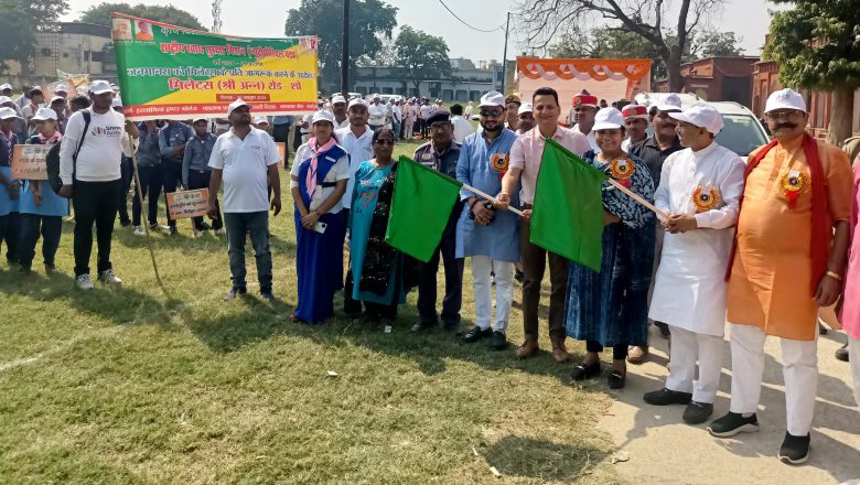 जनप्रतिनिधियों व डीएम ने हरी झंडी दिखाकर किया श्री अन्न जागरूक रोड शो को रवाना
