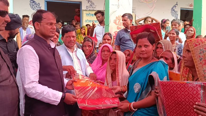 आस्था का महापर्व छठ के अवसर पर सैकड़ों गरीब निःसहाय महिलाओं के बीच साड़ी का वितरण