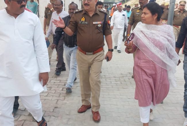 छठ पर्व के अवसर पर सुरक्षा व्यवस्था का डीएम व एसएसपी ने श्रृद्धालुओं की सुरक्षा व्यवस्था के दृष्टिगत गंगा घाट पर पूजा स्थल का किया निरीक्षण।