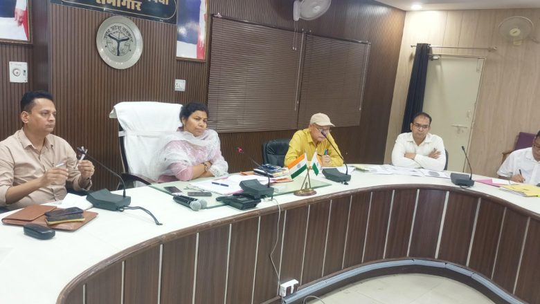 डीएम ने की आकांक्षात्मक ब्लॉक के कार्यों की समीक्षा