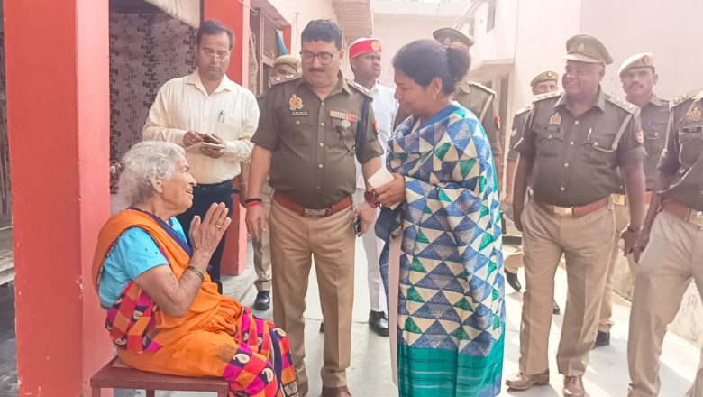 बदायूं।डीएम ने किया नवजीवन वृद्ध आश्रम का निरीक्षण