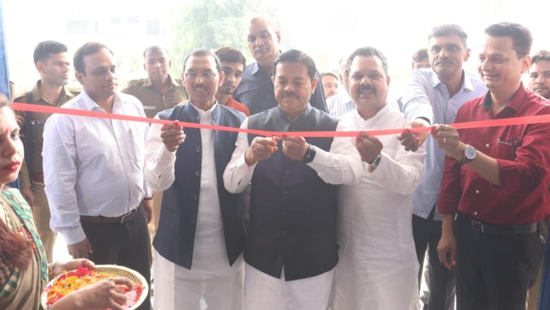 बदायूं।केन्द्रीय मंत्री, जनप्रतिनिधियों व डीएम ने स्वयं सहायता समूह की महिलाओं को दिए चार करोड़ 18 लाख रुपए के ऋण स्वीकृति पत्र