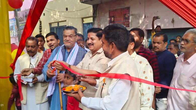 श्रीरामलीला महोत्सव में खेल व प्रदर्शनी का चेयरमैन पति अनिल सिंह चौहान ने फीता काटकर उदघाटन किया 