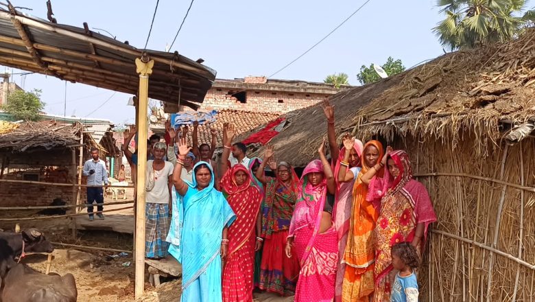 सड़क तोड़ कर पशु शेड बना आवाजाही अवरूद्ध करने के खिलाफ ग्रामीणों ने किया विरोध – प्रदर्शन