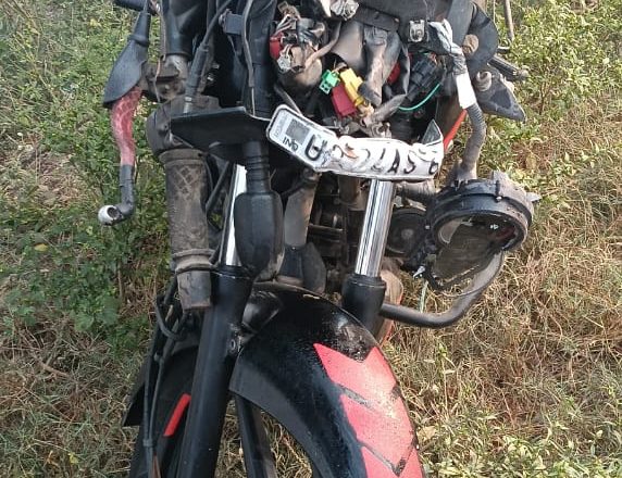 अज्ञात वाहन की टक्कर से मामा की मौत भांजा घायल 