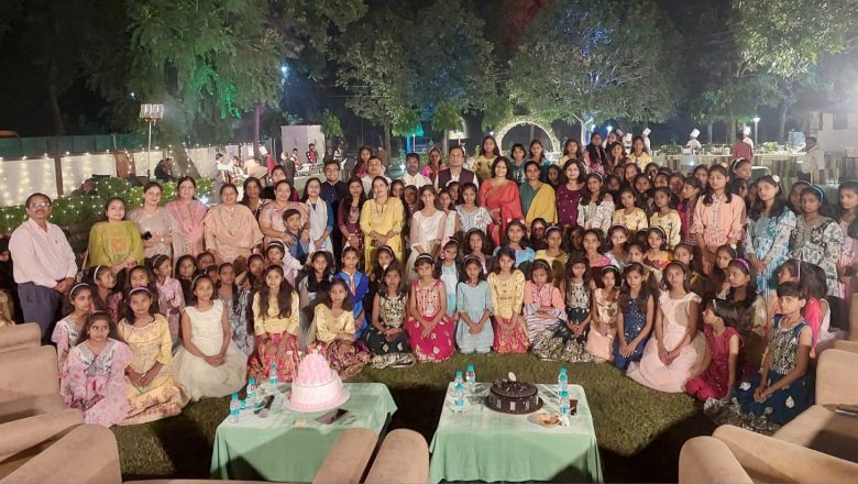 डीएम की दावत में मेहमान बने कस्तूरबा स्कूल के बच्चे मेजबान बने जनपद के अधिकारी