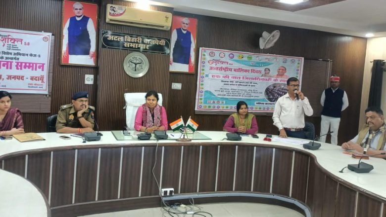 डीएम ने महिलाओं व मेधावी छात्राओं को किया सम्मानित