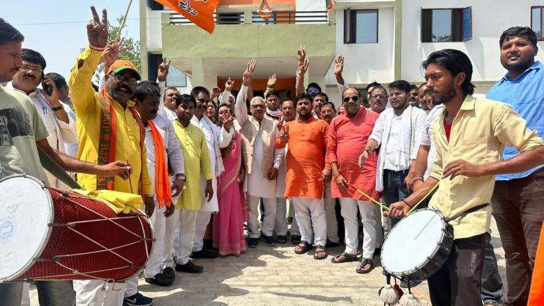 आजमगढ़।भारतीय जनता पार्टी उत्तर प्रदेश के उपचुनाव और महाराष्ट्र चुनाव की जीत पर कार्यकर्ताओं ने एक’ दूसरे को मिठाई खिलाकर मुंह मीठा किया