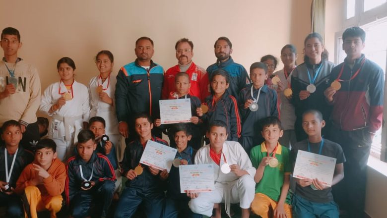 जनपद स्तरीय खेल महाकुंभ में कराटे और जूडो प्रतियोगिता में धौलादेवी ने जीते 21 स्वर्ण पदक