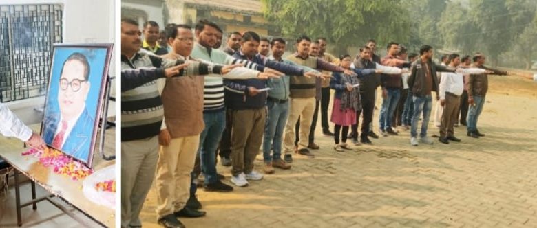 शारदा नहर खंड शाहजहांपुर में मनाया गया संविधान दिवस अम्बेडकर जी को पुष्पांजलि देकर दिलाई शपथ