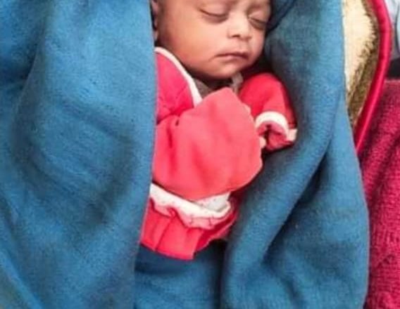 दुधमुंही बच्ची को कड़ाके की ठंड में घास पर लिटा कर रोता बिलखता छोड़ कर चली गई एक मां 