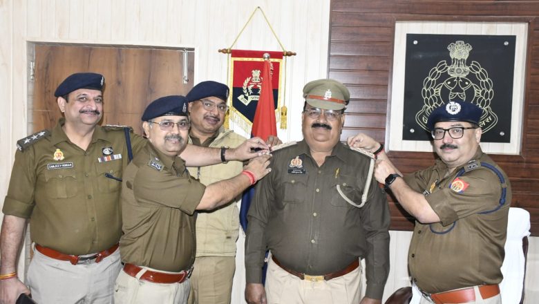 उपनिरीक्षक से निरीक्षक के पद पर प्रोन्नत हुए अशोक कुमार को एस एस पी ने वर्दी पर सजाए स्टार दी बधाई