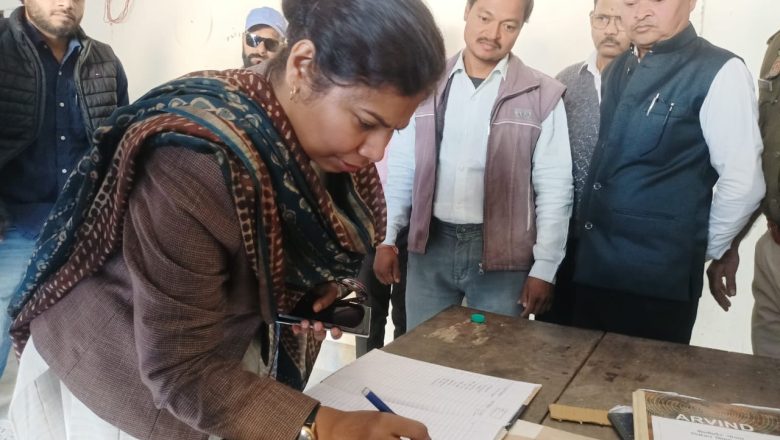 डीएम ने राजनीतिक दलों के प्रतिनिधियों के साथ किया ईवीएम व वीवीपीएटी वेयरहाउस का बाह्य निरीक्षण