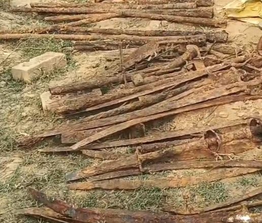 शाहजहांपुर में खेत की जुताई के समय निकले प्राचीन समय के हथियार