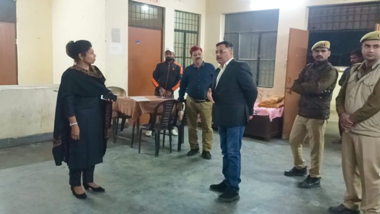 डीएम ने रात्रि में किया रैन बसेरों का औचक निरीक्षण