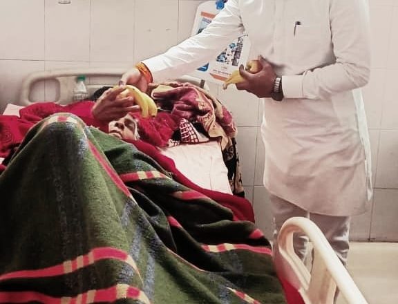 आजमगढ़।मरीजों में फल वितरित कर मनाई गई स्व० विमला तिवारी की प्रथम पुण्यतिथि।