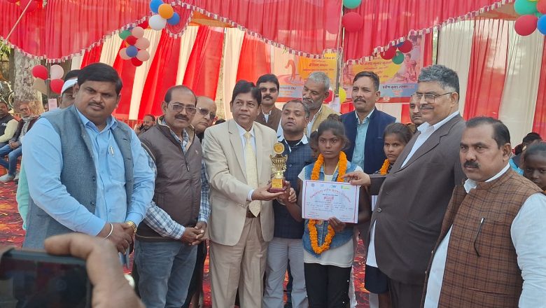 बलिया शिक्षा क्षेत्र नगरा ब्लॉक स्तरीय दो दिवसीय बेसिक बाल क्रीड़ा प्रतियोगिता का समापन पुरस्कार पाकर बच्चों के चेहरे खिल उठे ।