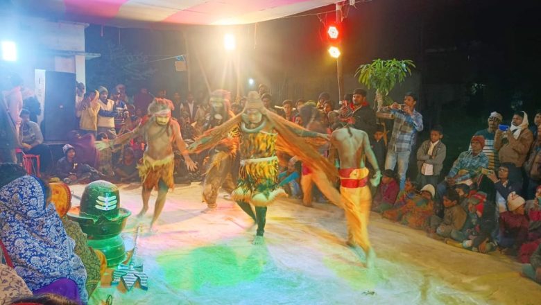 बलवाहाट में आयोजित मैया जागरण में रात भर झूमते रहे श्रोता।