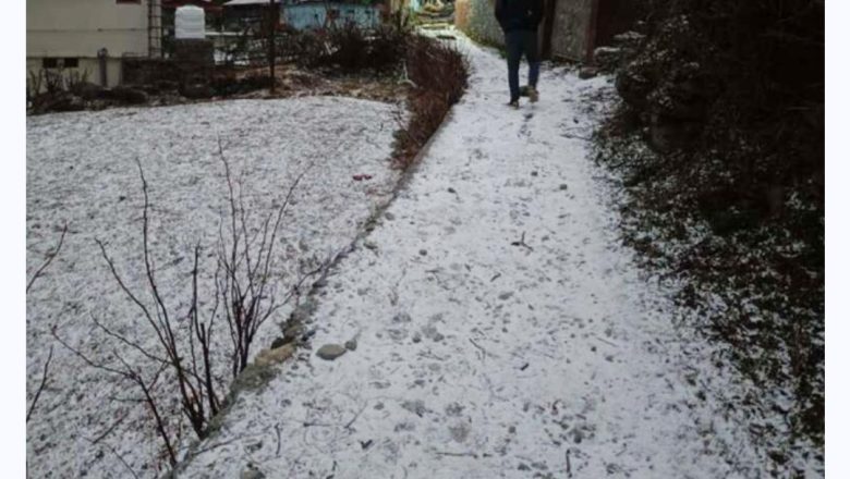 उत्तराखंड में मौसम ने ली करवट, बर्फबारी से खिले पर्यटकों के चेहरे