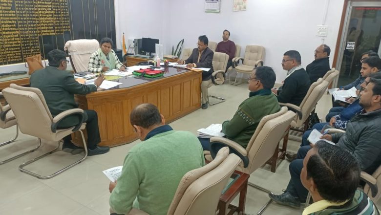 डीएम ने की चकबंदी विभाग के कार्यों की समीक्षा  पुराने वादों का प्राथमिकता पर करें निस्तारण