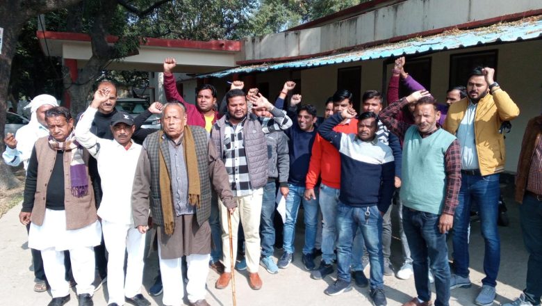 आजमगढ़।विद्युत कर्मचारी संयुक्त संघ समिति उत्तर प्रदेश के तत्वाधान में सिधारी हाइडिल पर विद्युत कर्मचारियों ने किया विरोध प्रदर्शन 