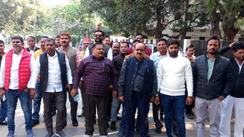 आजमगढ़। लोक निर्माण विभाग कार्यालय गेट पर ठेकेदारों ने प्रदर्शन करते हुए पांच वर्षीय अनुरक्षण का किया विरोध प्रदर्शन