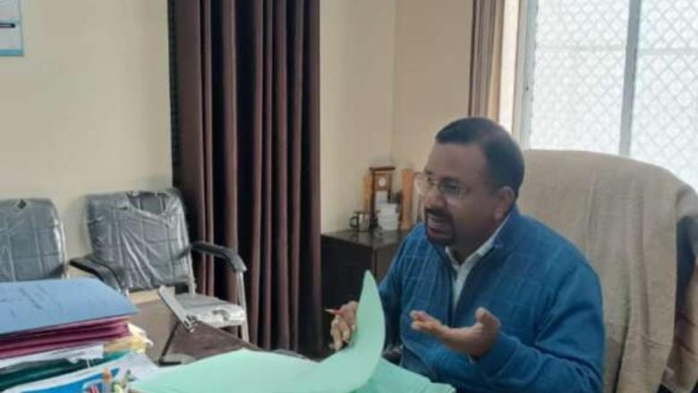 जिला अधिकारी की औचक छापेमारी से कार्यालय में मचा हडकंप