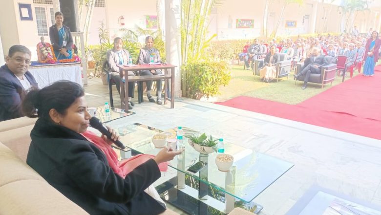 डीएम ने बच्चों से साझा किया अपने अनुभव, दिए सफलता के टिप्स