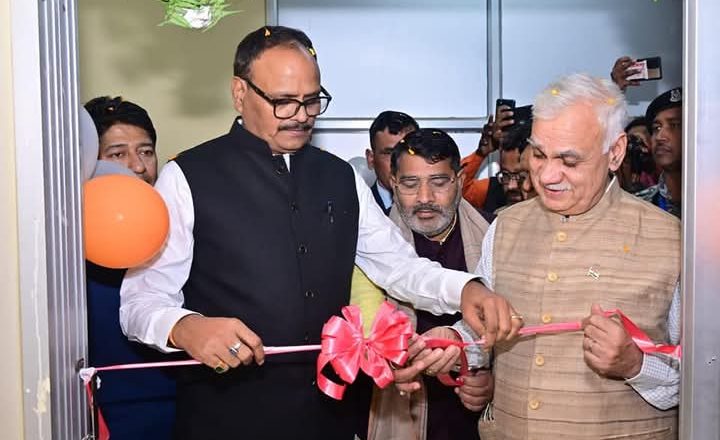 बलिया के चंद्रशेखर कैंसर इंस्टीट्यूट में डिप्टी सीएम बृजेश पाठक ने किया डायलिसिस इकाई का उद्घाटन