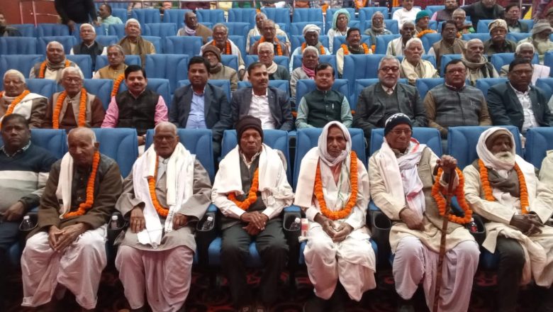 आजमगढ़।जनपद में पेंशनर्स डे बड़े धूम-धाम से मनाया गया