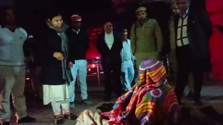 डीएम ने किया रैन बसेरो व अलाव का निरीक्षण, जरूरतमंदों को वितरित किए कंबल