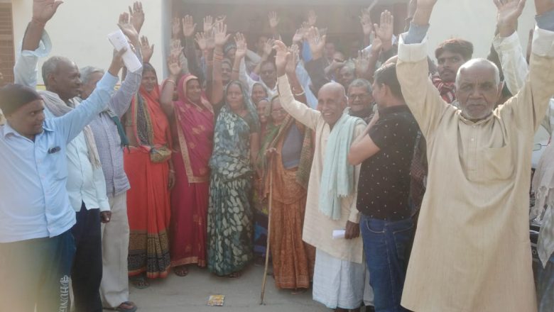 आजमगढ़।राजकीय होमियोपैथिक चिकित्सालय बैरमपुर को अन्यत्र हटायें जाने से नाराज़ ग्रामीणों ने किया प्रदर्शन, लगायें नारे 